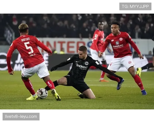 门兴灵活战术显威力，多变阵型撕破对手防线